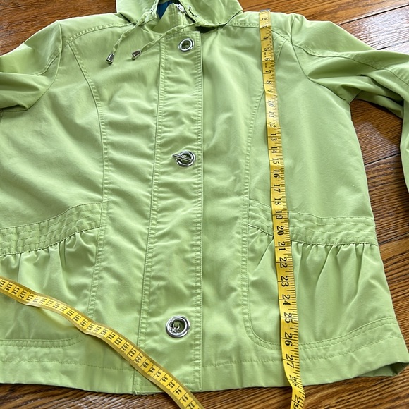Mackintosh New England green spring rain jacket.  Removable hood.  Size Medium. - Picture 8 of 14